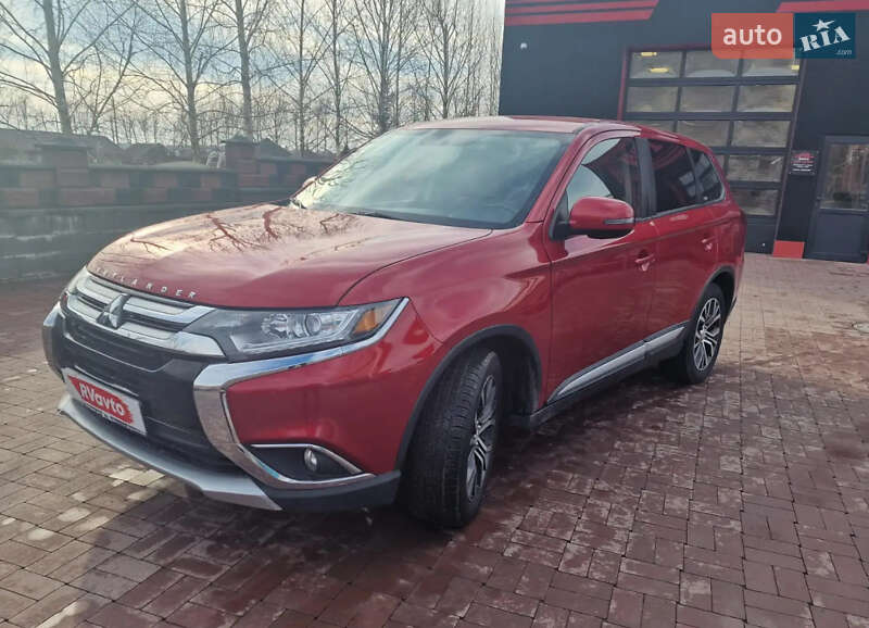 Позашляховик / Кросовер Mitsubishi Outlander 2017 в 
