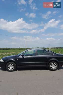 Седан Volkswagen Passat 2002 в Києві
